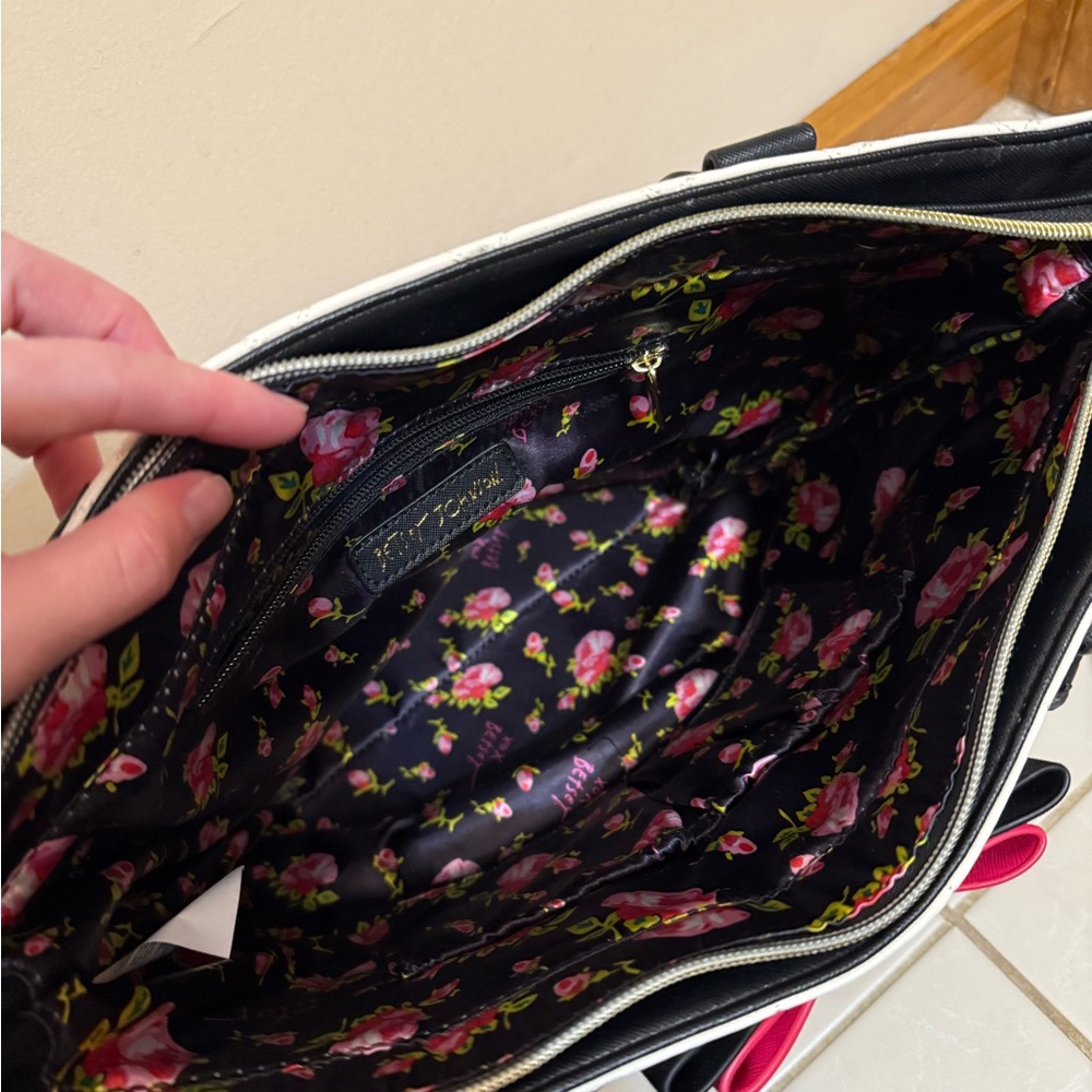Betsey Johnson | Heart Quilted Shoulder Bag with Red Bow be mine - Picture 5 of 12